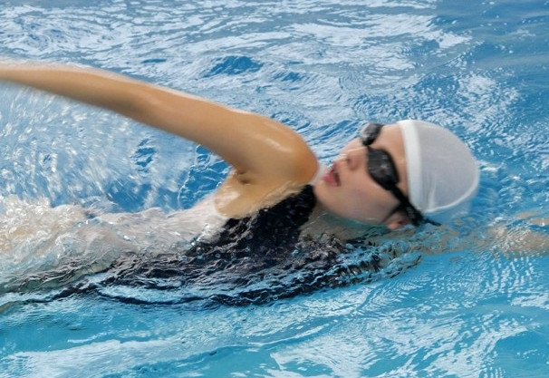 【超乳JDアスリート】競泳水着の現役素人アスリートAV女優デビュー企画！筋肉を活かしてデカチン巨根とスポーツセックスｗ