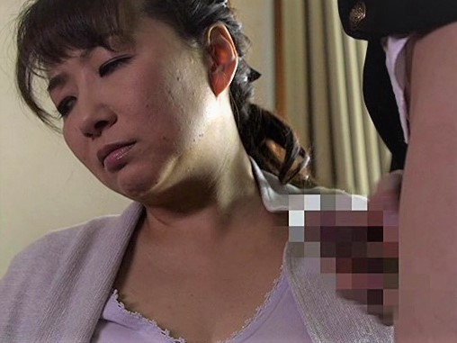 「もう、何してるの…」巨乳の色気溢れるお母さんが電マでオナニー！息子と近視相姦セックス