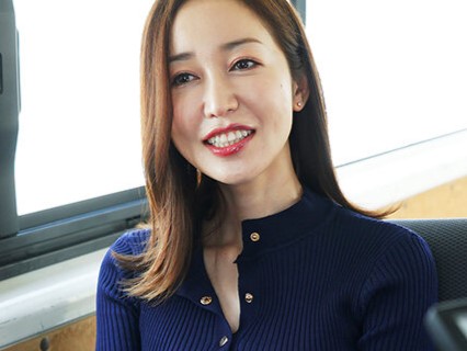 ≪ハメ撮り≫「もっとしてぇ」美乳清楚な人妻が元気いっぱい大学生とエッチ