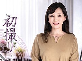 【巨乳スレンダー人妻・鳥谷礼香】 エッチな裸体をカメラの前で披露! 清楚系な見た目とのギャップにドキドキが止まらない! 彼女の巨乳ボディを独り占めしちゃお!