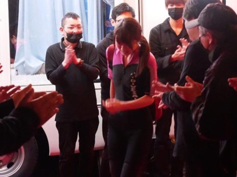 ＜素人＞巨乳スレンダーな可愛いお姉さんがシロウト企画で大胆に！激イキエッチで本気モードの危険なプレイ♡