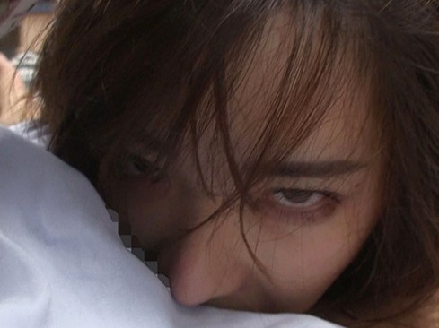 近所の制服ギャルの犯〇現場を盗撮、犯罪チンポで責めまくる！