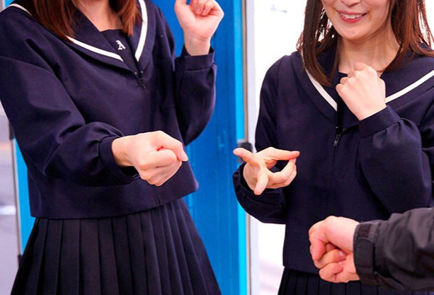 【美少女のエッチなゲーム】美乳で可愛い女の子を騙してエッチなゲームに！巨乳揺らして感じる姿がエロすぎる淫乱プレイ！