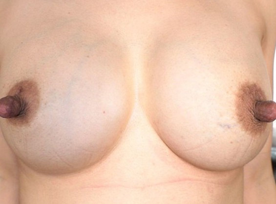 【素人乳首】「これで感じる？」爆乳美熟女が乳首責めで悶絶！デカパイ揺らしてどスケベなSEXで男をメロメロにする♡