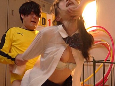 【制服JKの集団レイプ】「やめて…でも、気持ちいい…♡」美乳で華奢な可愛い制服JKが集団で犯される！巨乳揺らして淫乱に感じる、背徳の輪姦プレイ！