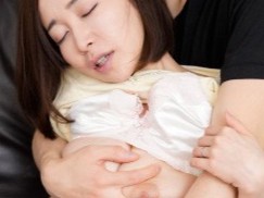 【ママ友の禁断関係】「やめなきゃダメなのに…」巨乳で清楚なママ友と危険なライン越え♡エッチすぎるカラダに我慢できず、いけないSEXに溺れる！